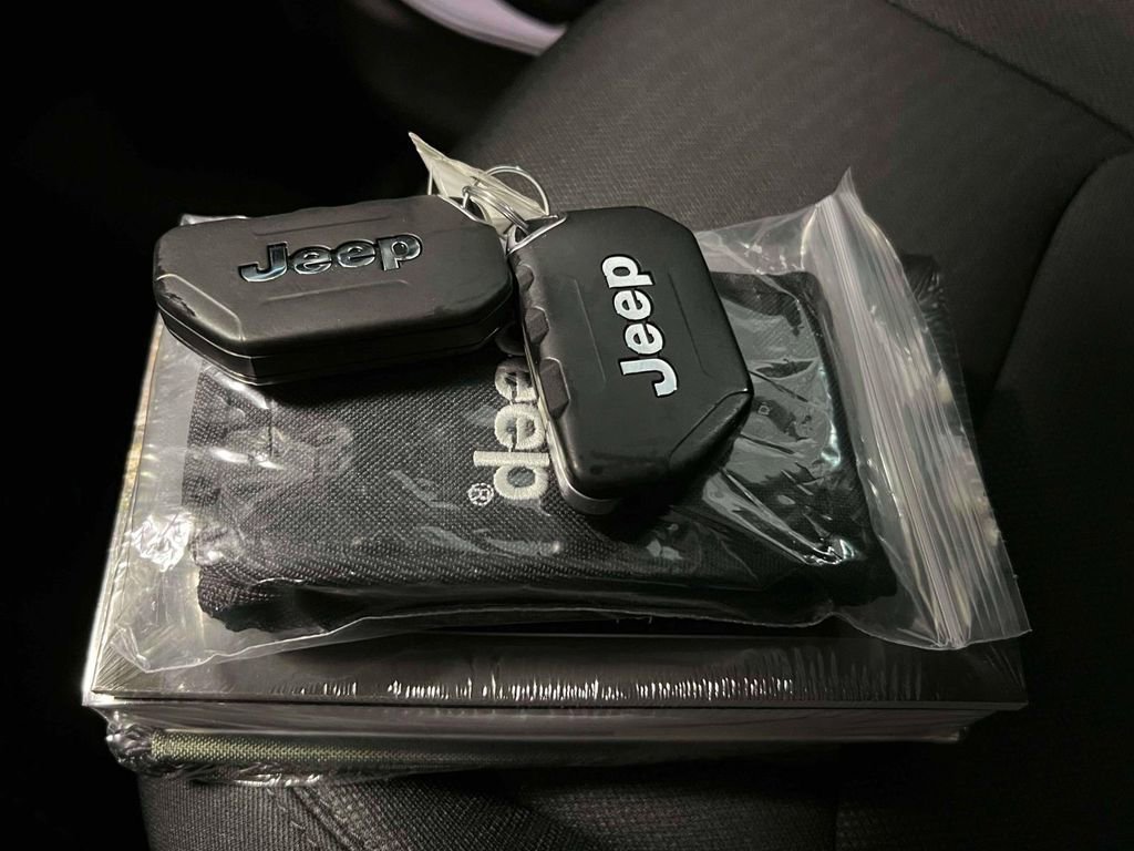 Used 2022 Jeep Wrangler Unlimited Sahara w/ Cold Weather Group AWD/4WD image 31