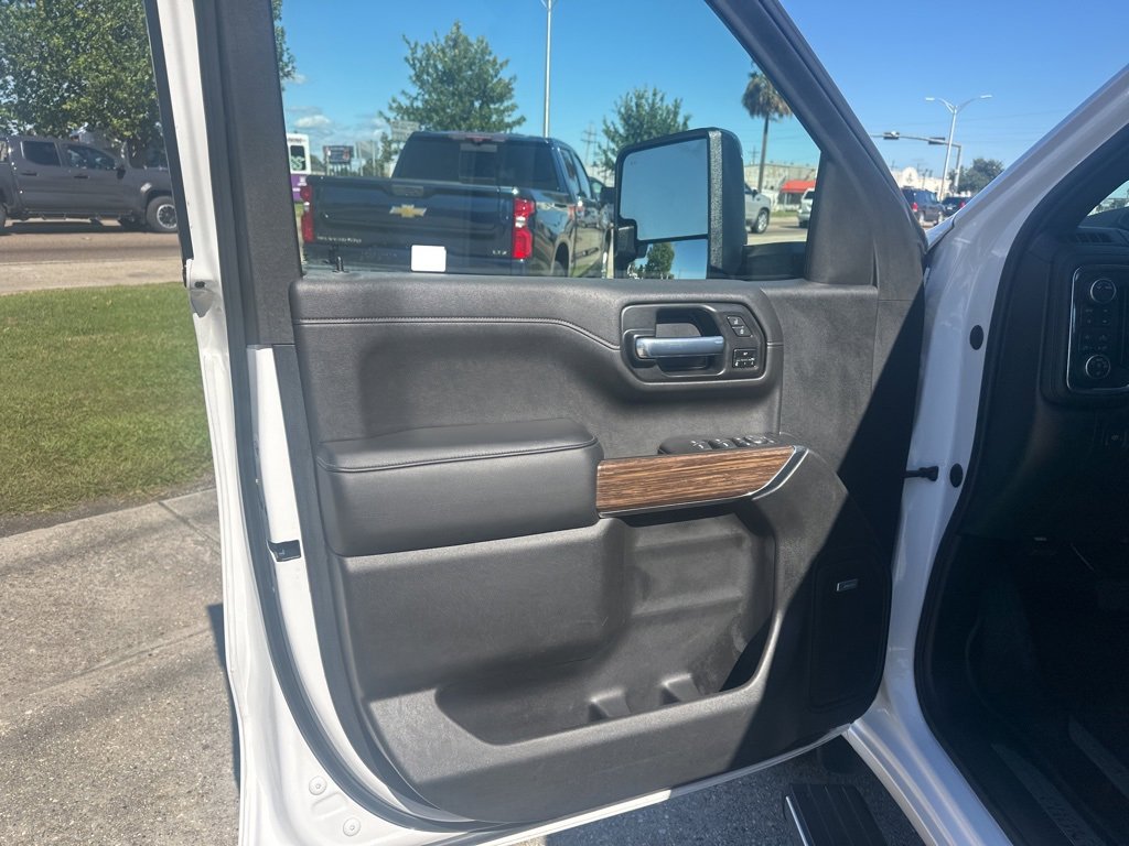 Used 2021 Chevrolet Silverado 1500 High Country w/ Technology Package image 8