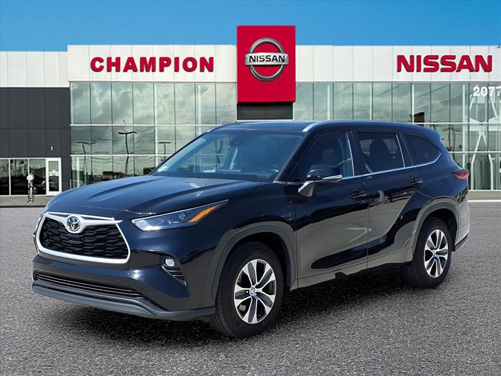 Used 2023 Toyota Highlander XLE image 3