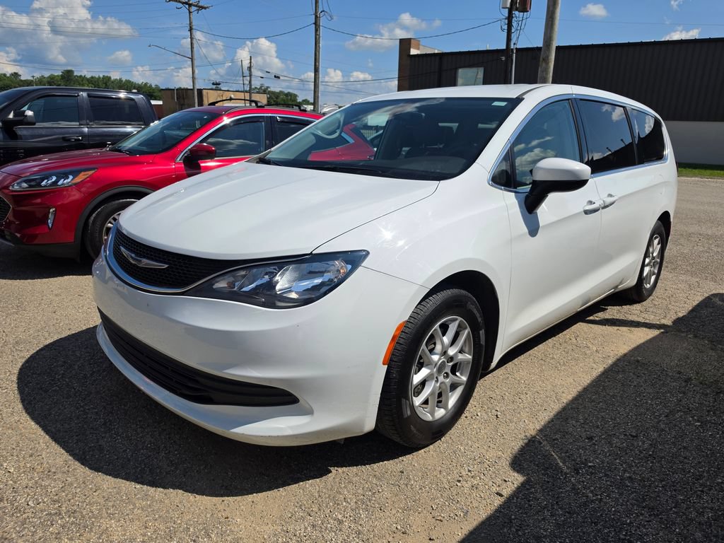 Used 2017 Chrysler Pacifica LX FWD image 1