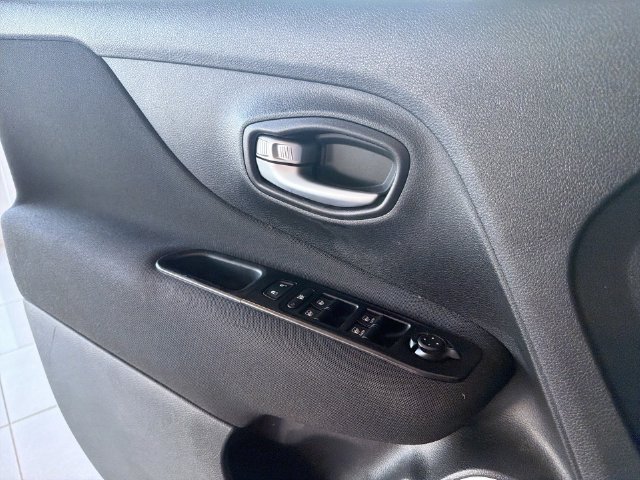 Used 2019 Jeep Renegade Latitude FWD image 20