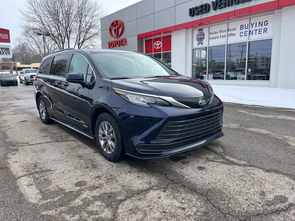 Certified 2021 Toyota Sienna LE image 7