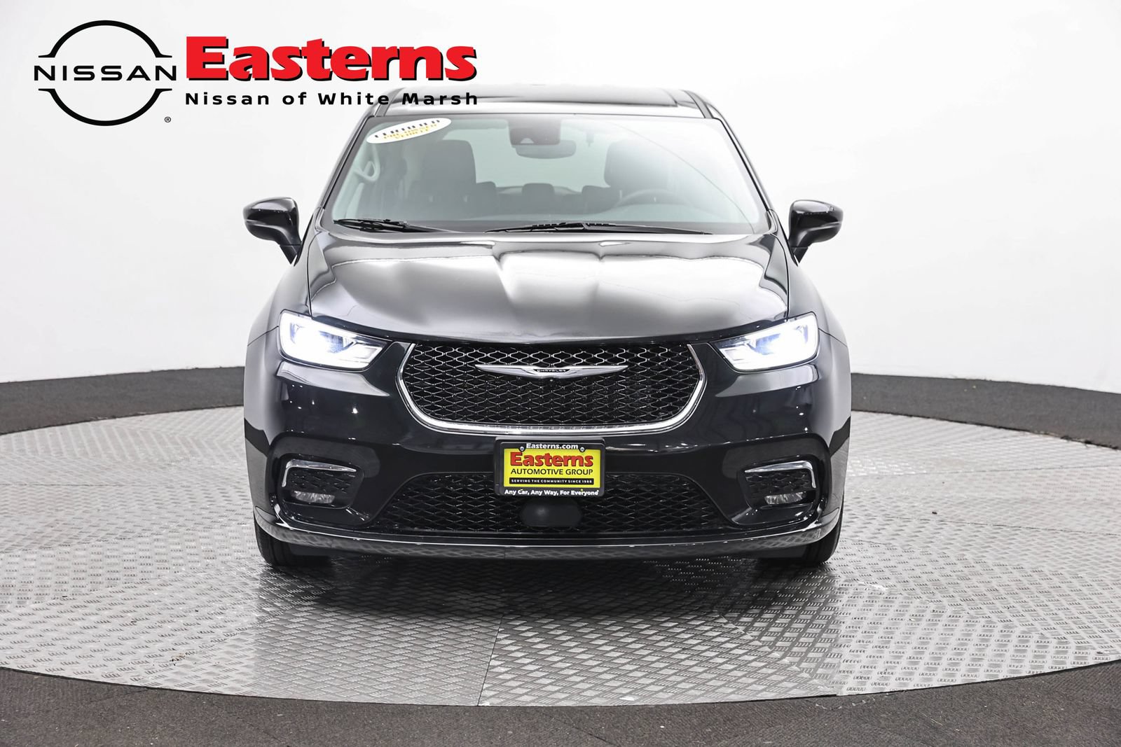 Used 2023 Chrysler Pacifica Touring-L FWD image 2
