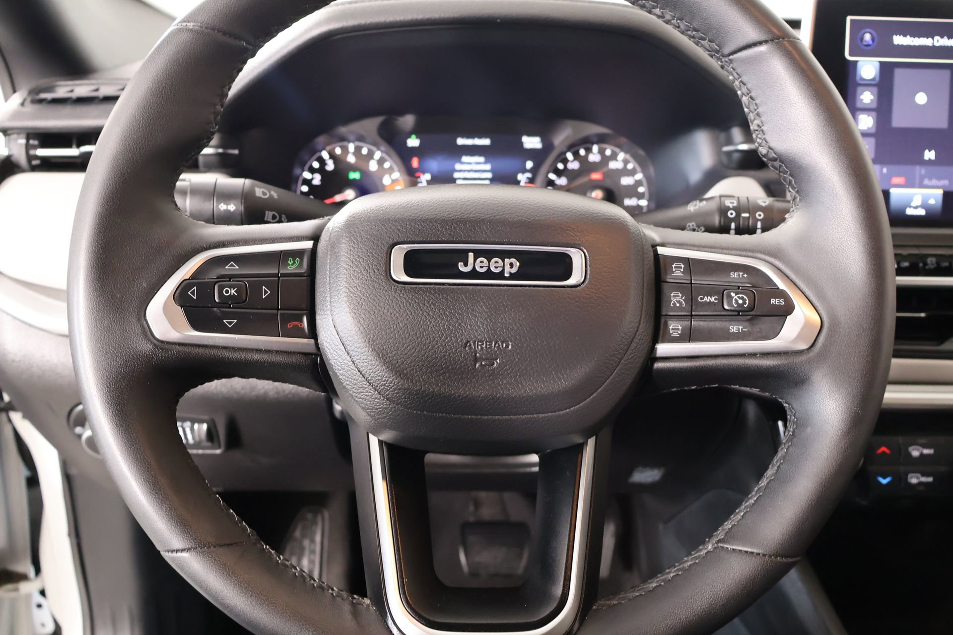 Used 2025 Jeep Compass Limited image 3