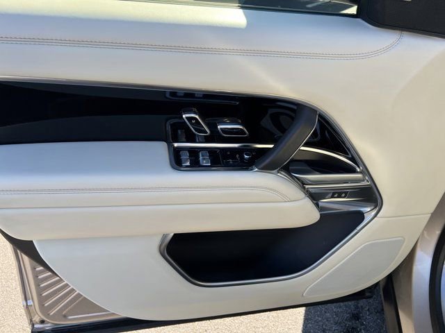 Used 2023 Land Rover Range Rover SE image 11