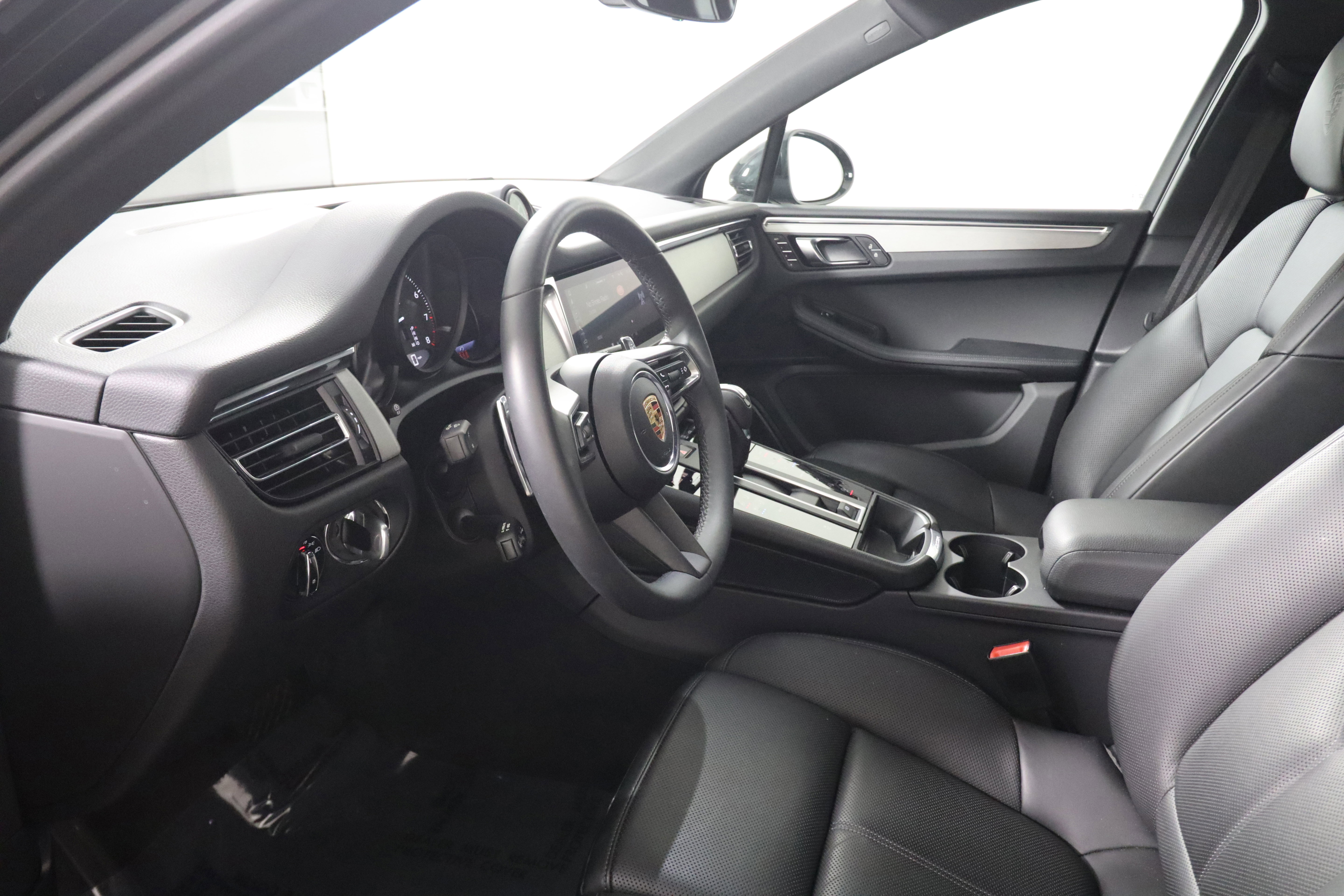 Certified 2025 Porsche Macan image 4