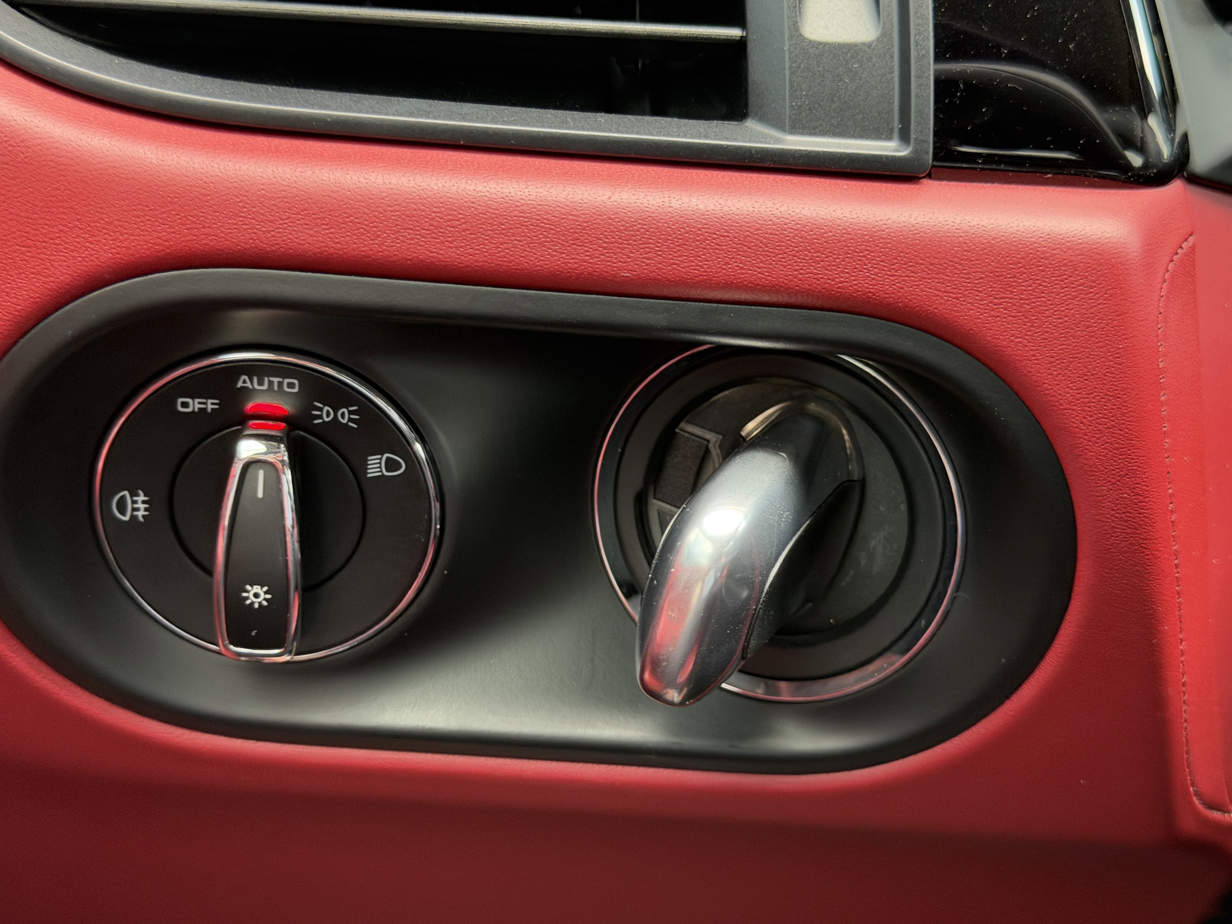 Certified 2024 Porsche Macan image 32