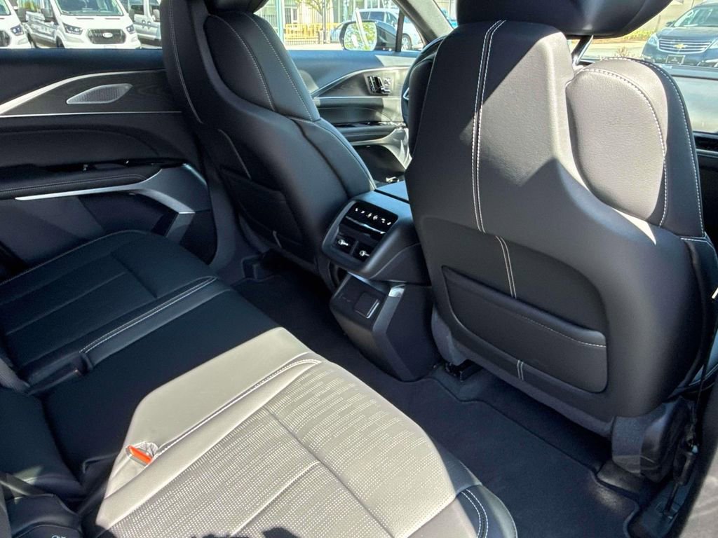 Certified 2025 Cadillac Lyriq Luxury image 10