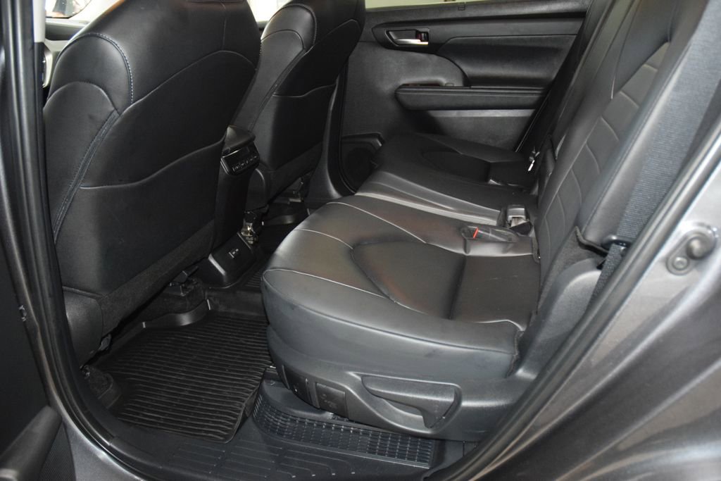 Used 2024 Toyota Highlander XLE AWD/4WD image 42
