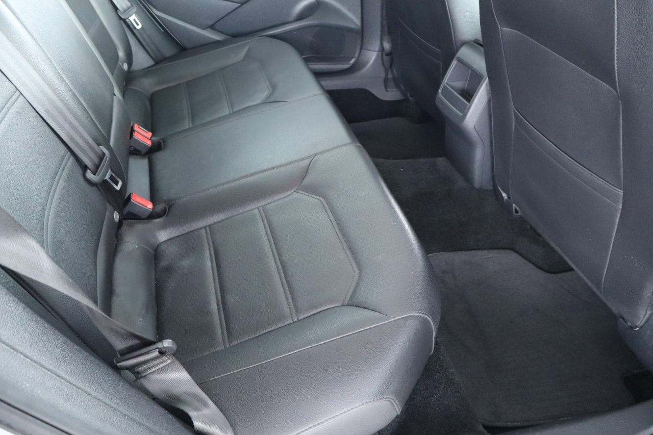 Used 2017 Volkswagen Passat 1.8T R-Line image 35