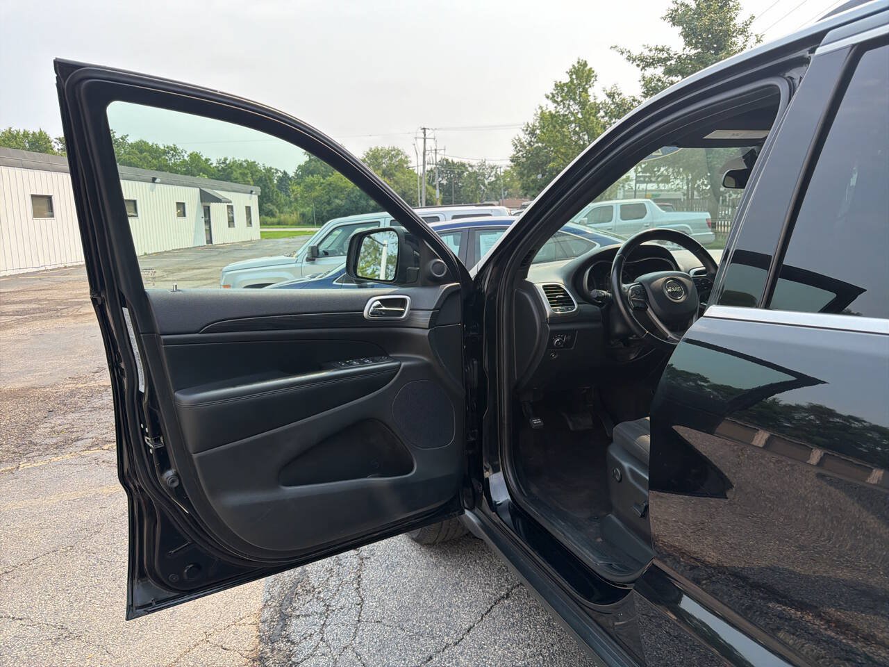Used 2019 Jeep Grand Cherokee Laredo AWD/4WD image 21