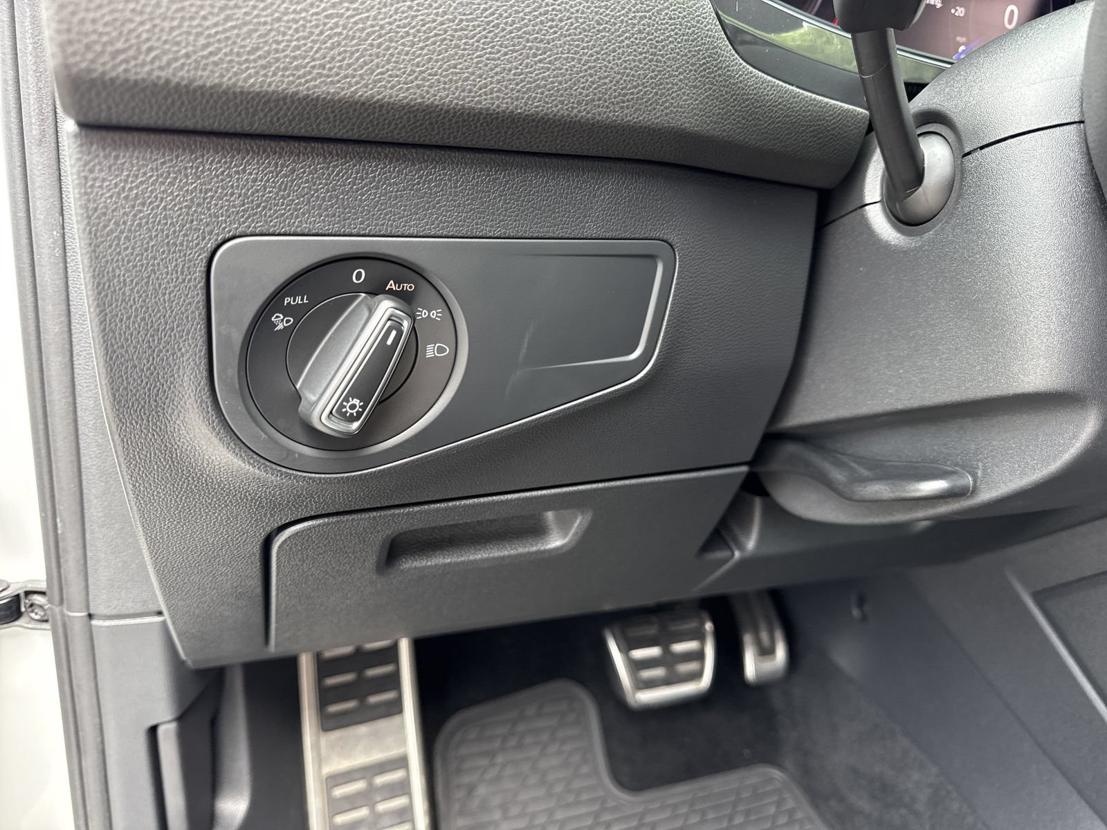 Used 2022 Volkswagen Tiguan SEL R-Line AWD/4WD image 17
