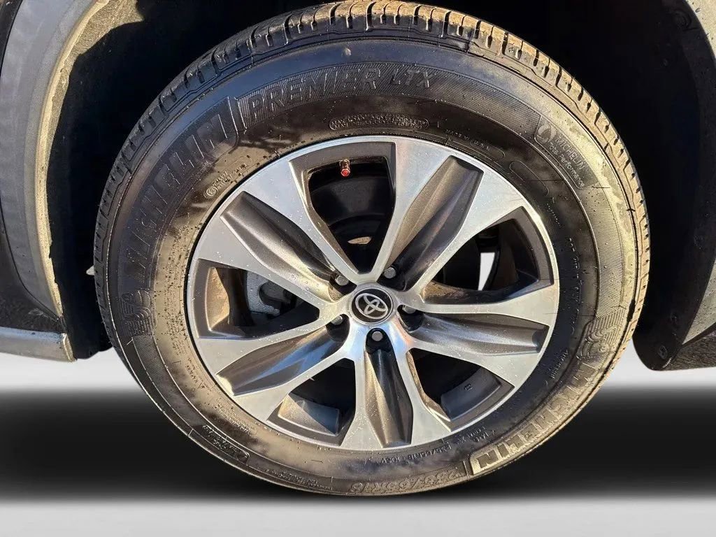 Used 2022 Toyota Highlander XLE FWD image 10