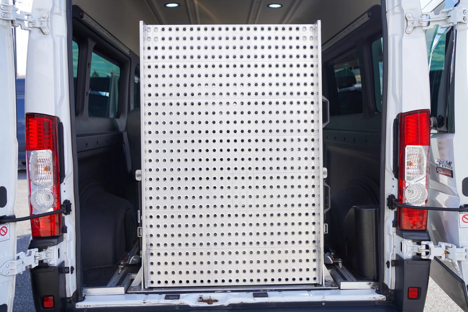 Used 2016 RAM ProMaster 2500 w/ Premium Appearance Group FWD image 8