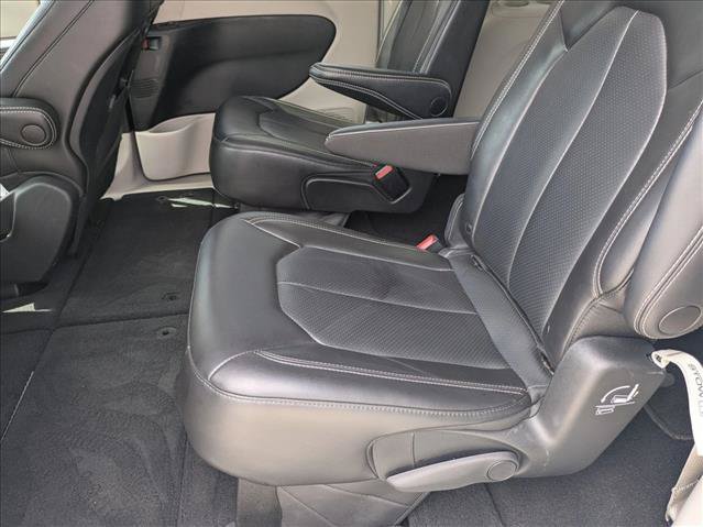Used 2023 Chrysler Pacifica Touring-L FWD image 17