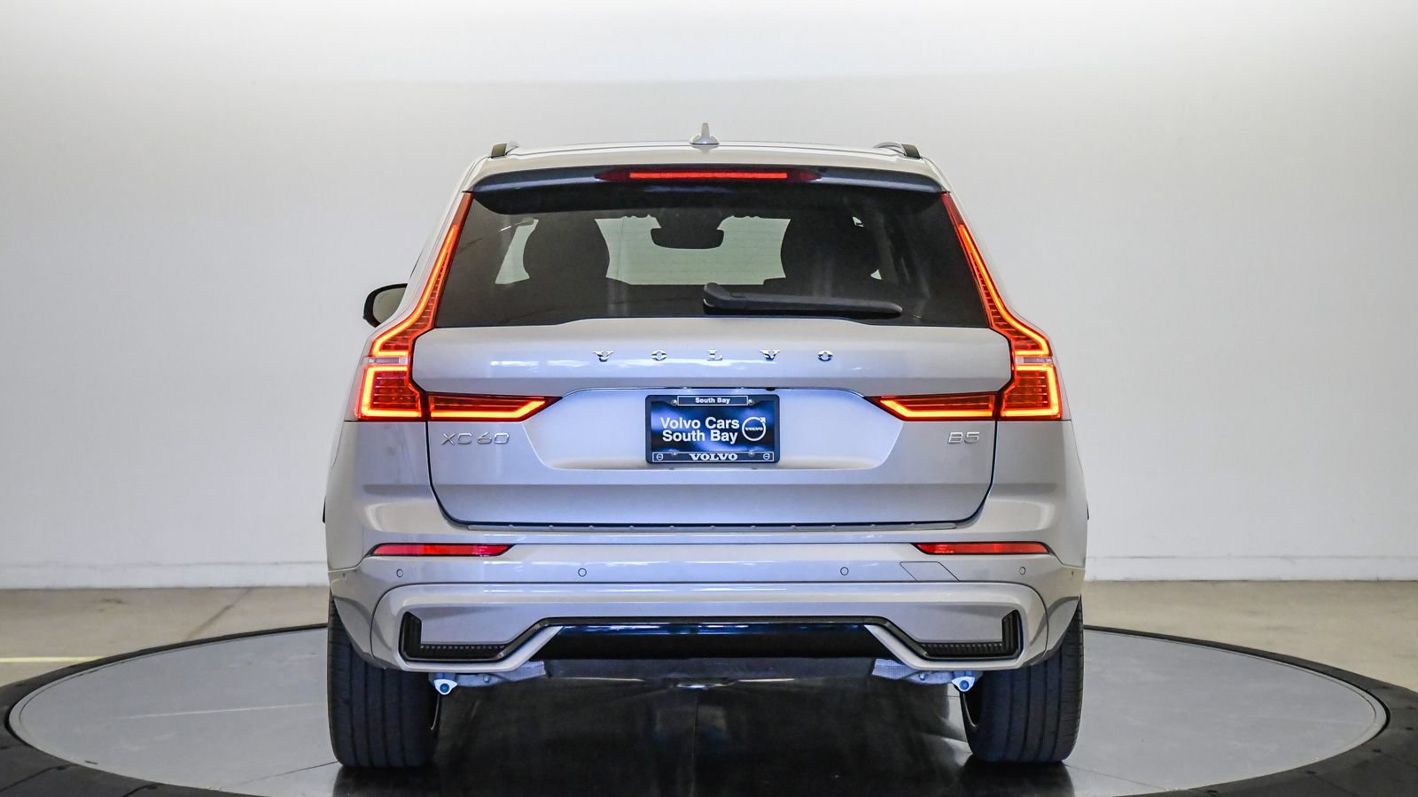 Certified 2023 Volvo XC60 B5 Ultimate w/ Climate Package FWD image 3