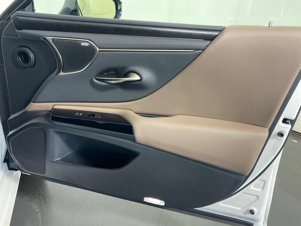 Used 2025 Lexus ES 300h Ultra Luxury FWD image 32