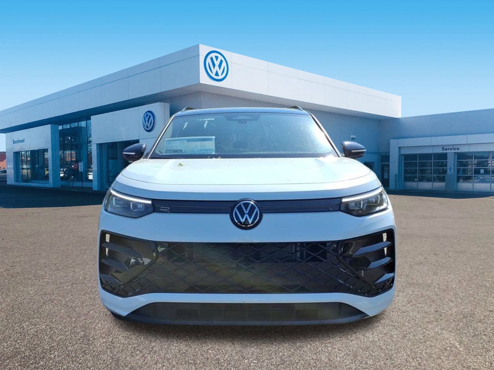 New 2025 Volkswagen Tiguan SE R-Line image 2