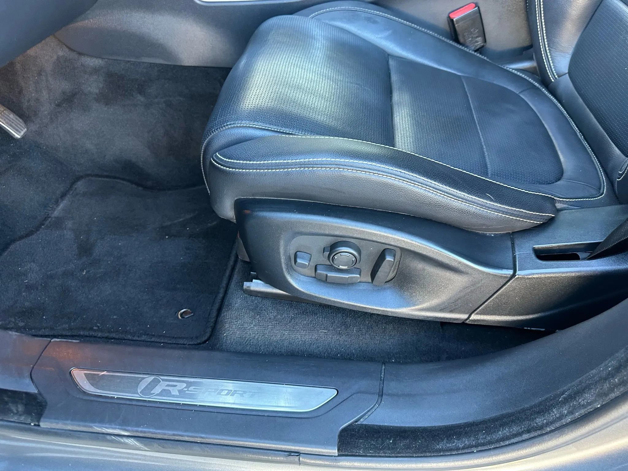 Used 2017 Jaguar F-PACE R-Sport image 33