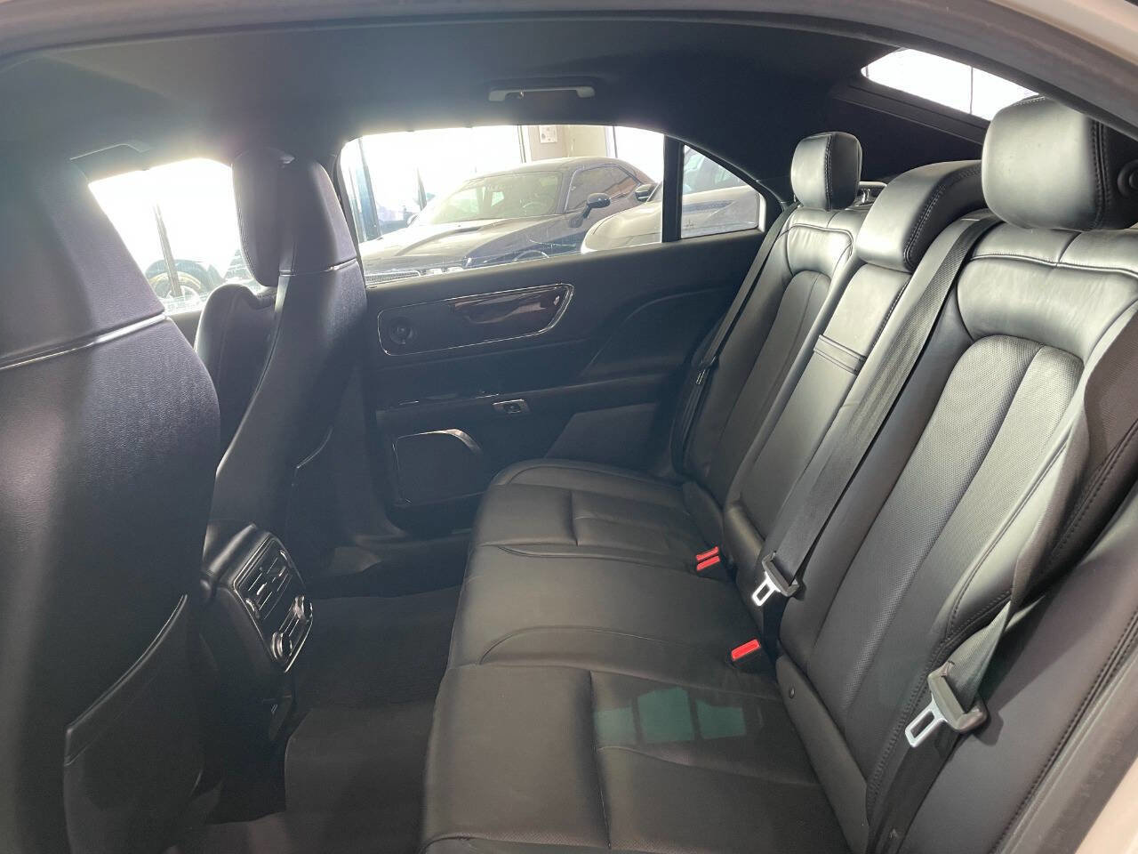 Used 2018 Lincoln Continental Reserve FWD image 18