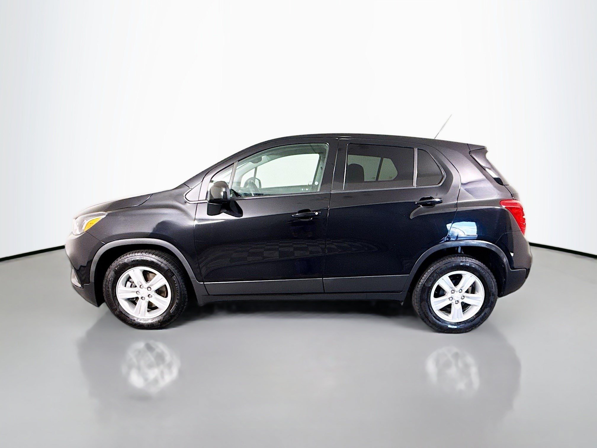 Used 2021 Chevrolet Trax LS w/ Tint and Cruise Package FWD image 6