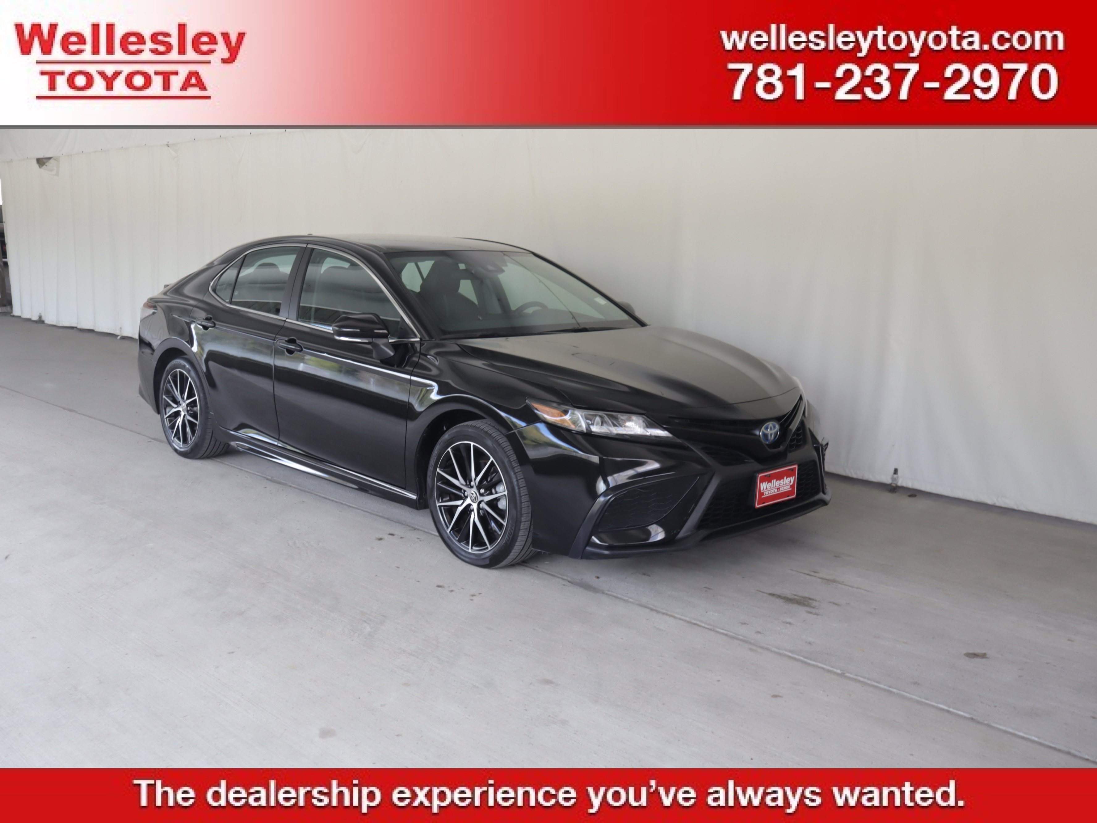 Used 2024 Toyota Camry SE FWD image 1