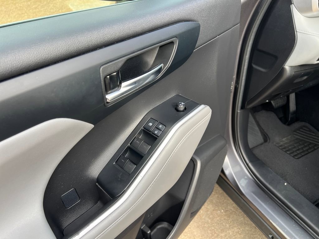 Used 2022 Toyota Highlander XLE image 12