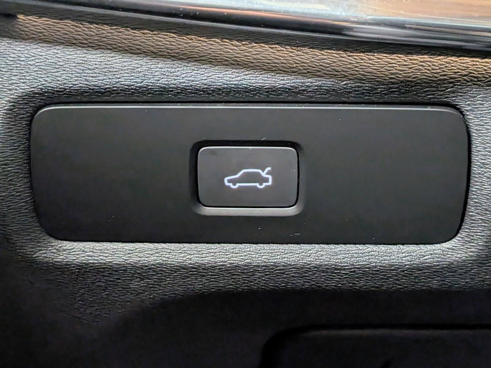 Used 2024 Volvo V90 B6 Cross Country Plus w/ Climate Package image 31