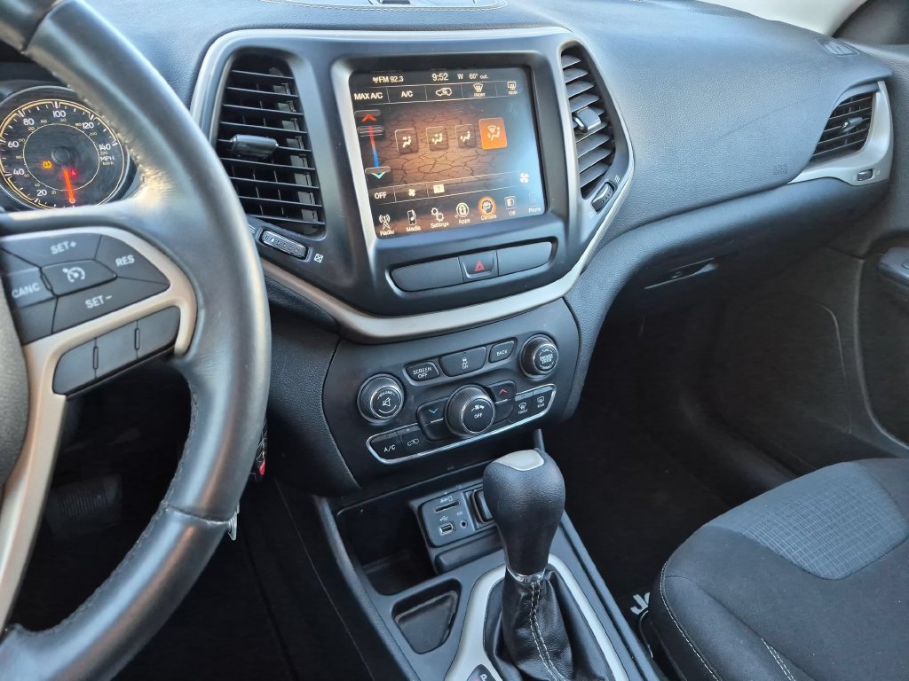 Used 2016 Jeep Cherokee Latitude FWD image 19