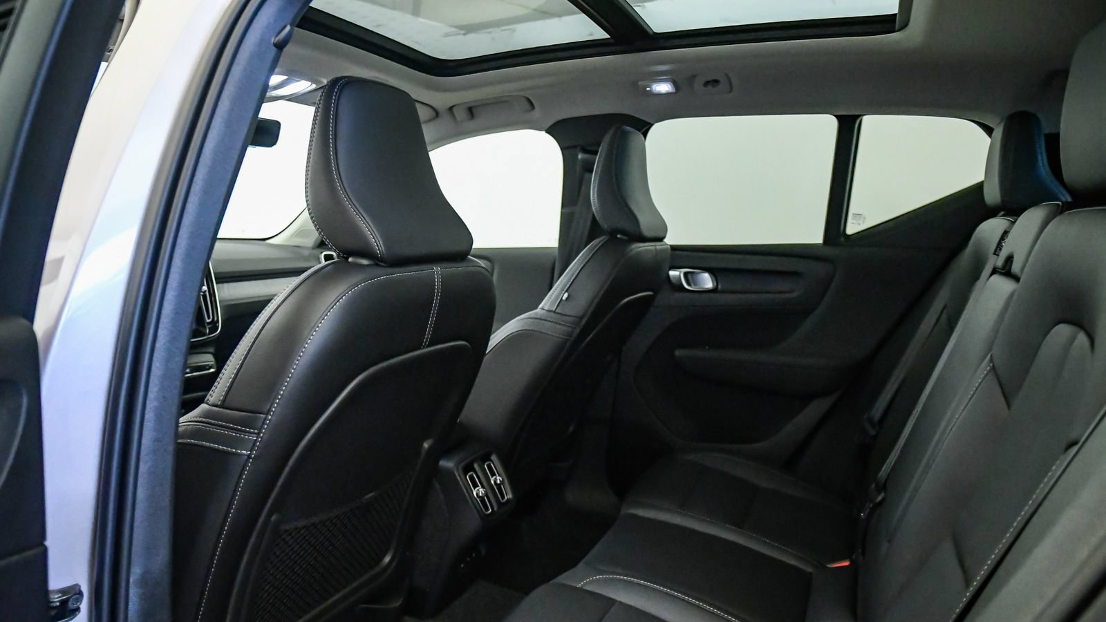 Certified 2026 Volvo XC40 B5 Ultra w/ Protection Package Premier AWD/4WD image 19