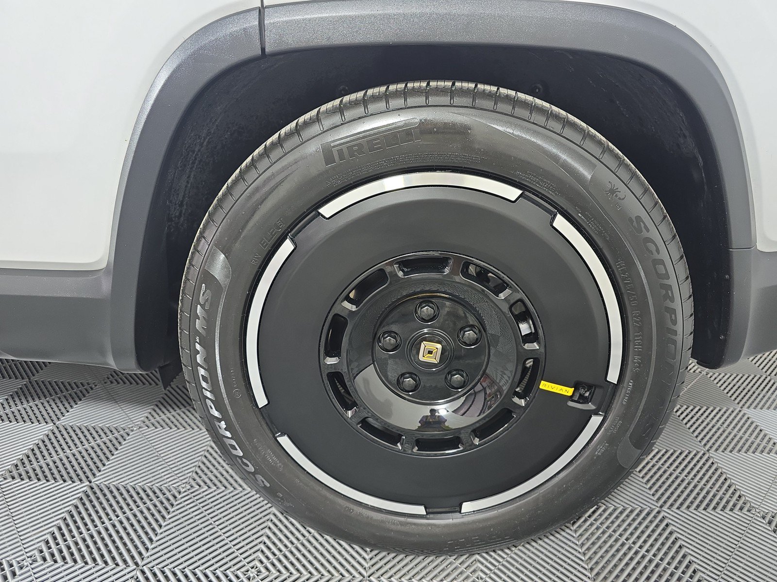Used 2025 Rivian R1S Adventure AWD/4WD image 10