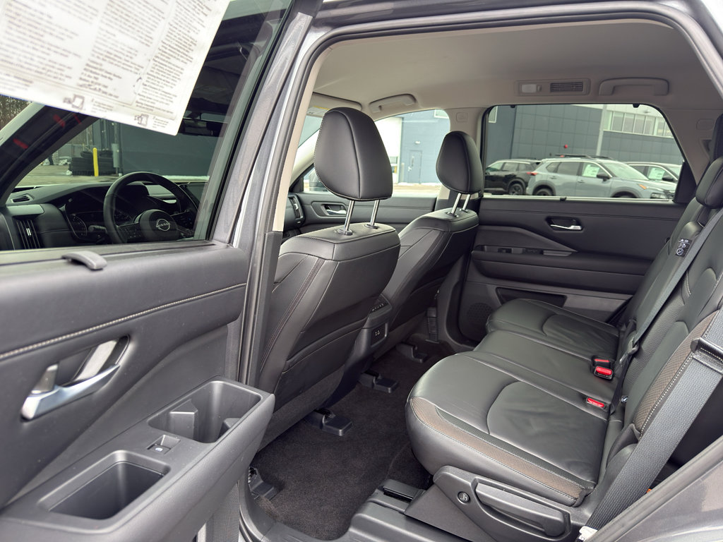 Certified 2025 Nissan Pathfinder SL image 29