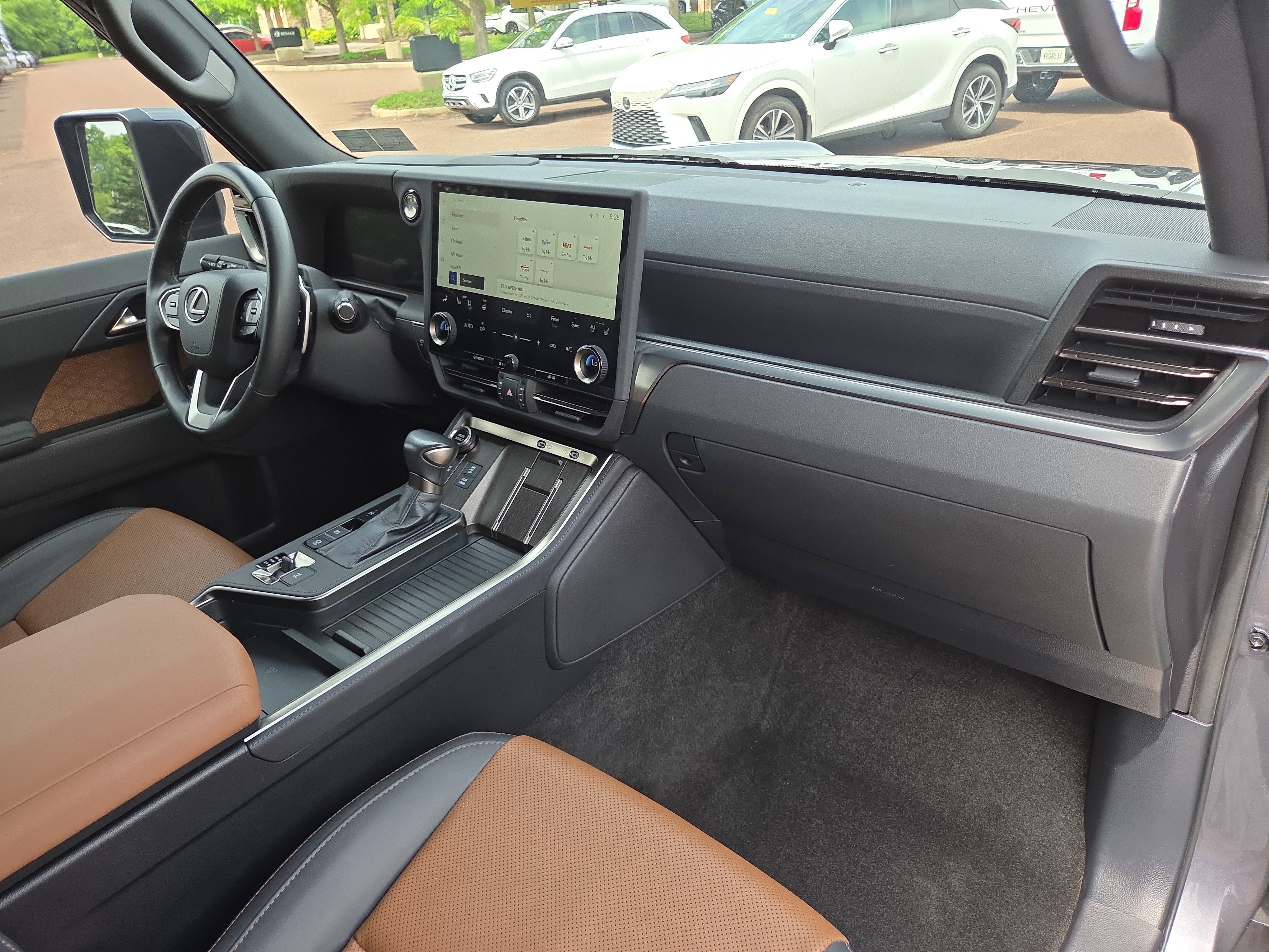 Used 2024 Lexus GX 550 w/ Accessory Package (2T) AWD/4WD image 18