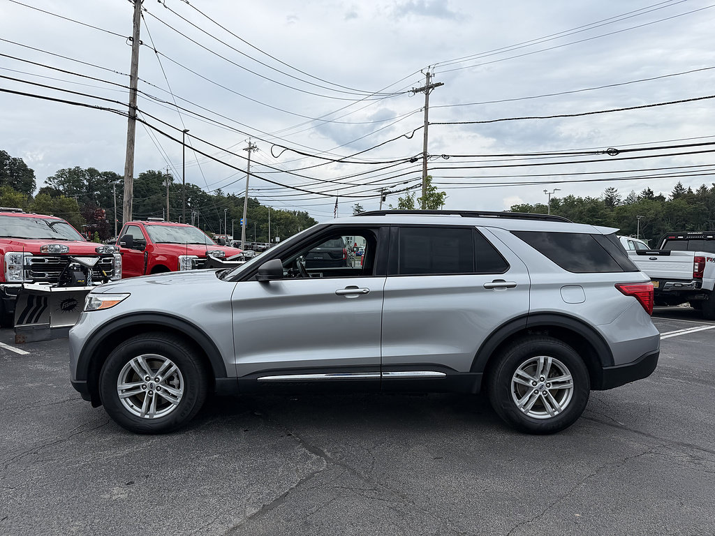 Certified 2023 Ford Explorer XLT w/ Equipment Group 202A AWD/4WD image 3