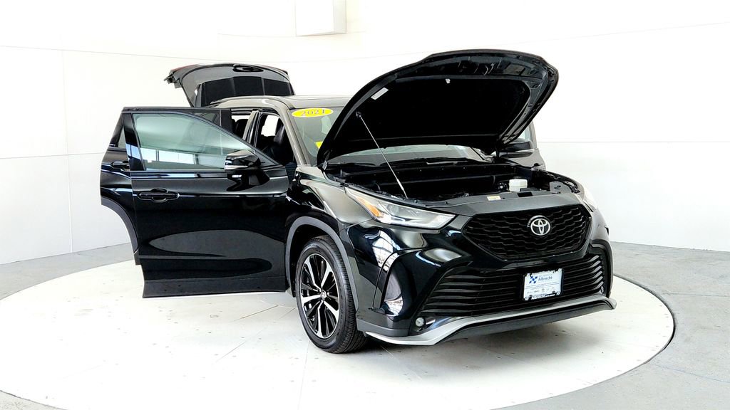 Used 2021 Toyota Highlander XSE AWD/4WD image 9