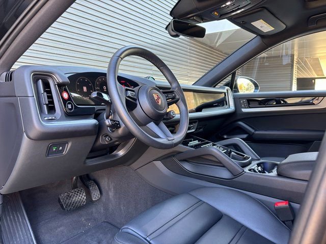 Certified 2025 Porsche Cayenne Coupe image 4