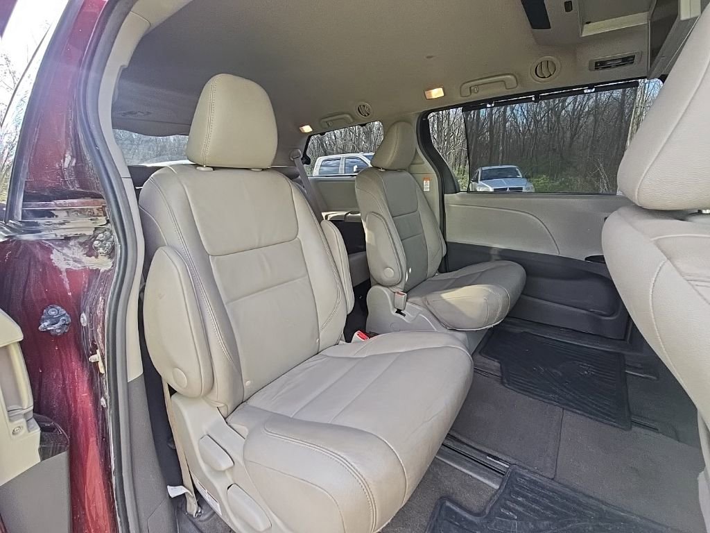 Used 2017 Toyota Sienna XLE image 18