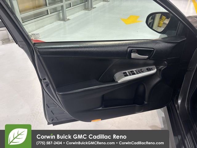 Used 2014 Toyota Camry SE w/ Moonroof Package image 12