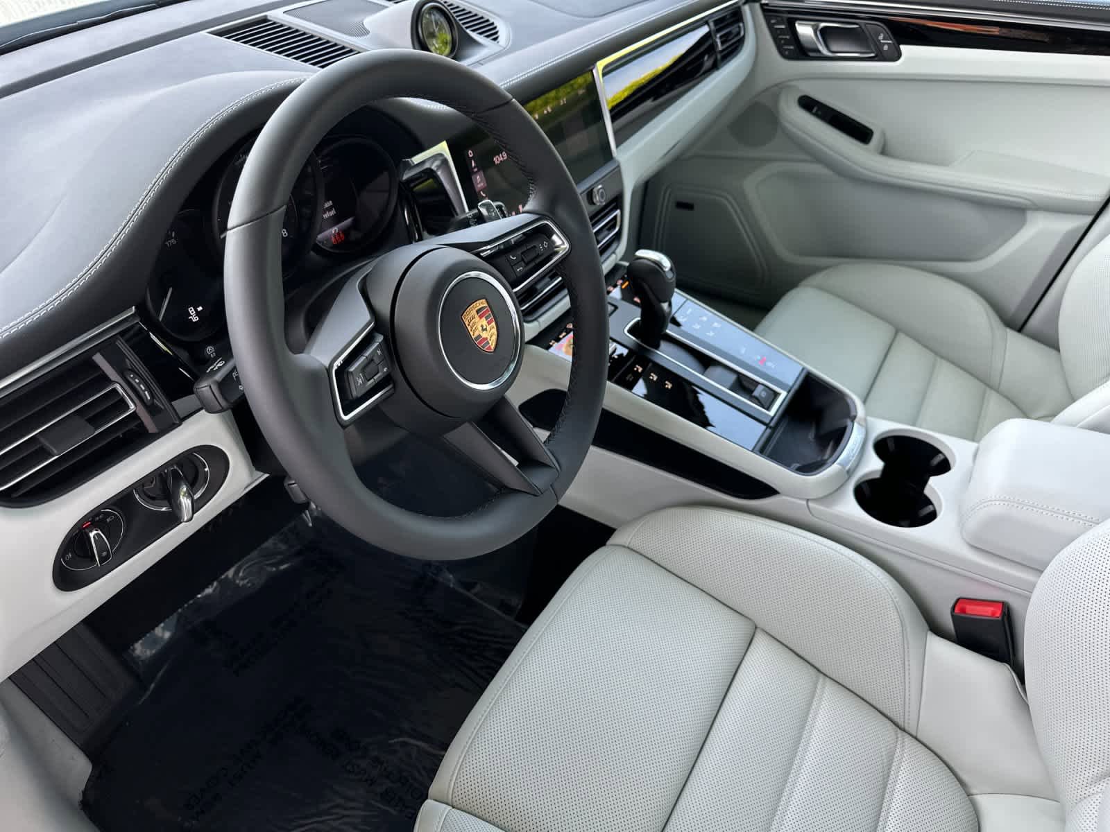 New 2026 Porsche Macan AWD/4WD image 4