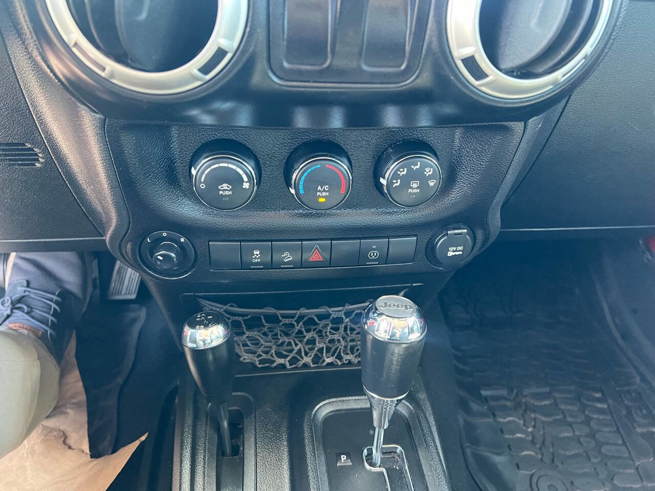 Used 2017 Jeep Wrangler Rubicon w/ Power Convenience Group image 21