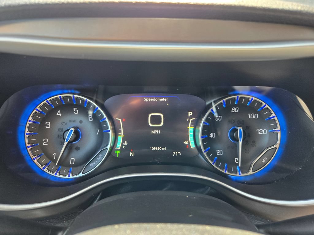 Used 2021 Chrysler Pacifica Touring-L w/ Uconnect Theater Family Group AWD/4WD image 18