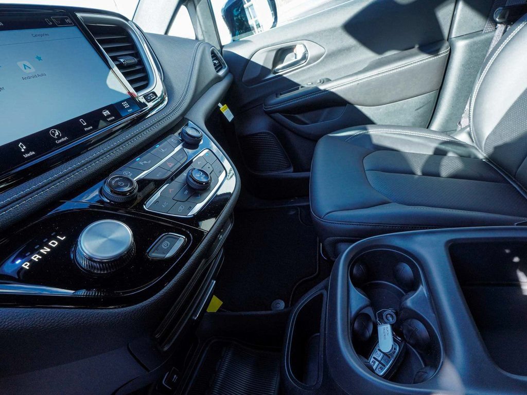 New 2026 Chrysler Pacifica Select FWD image 13