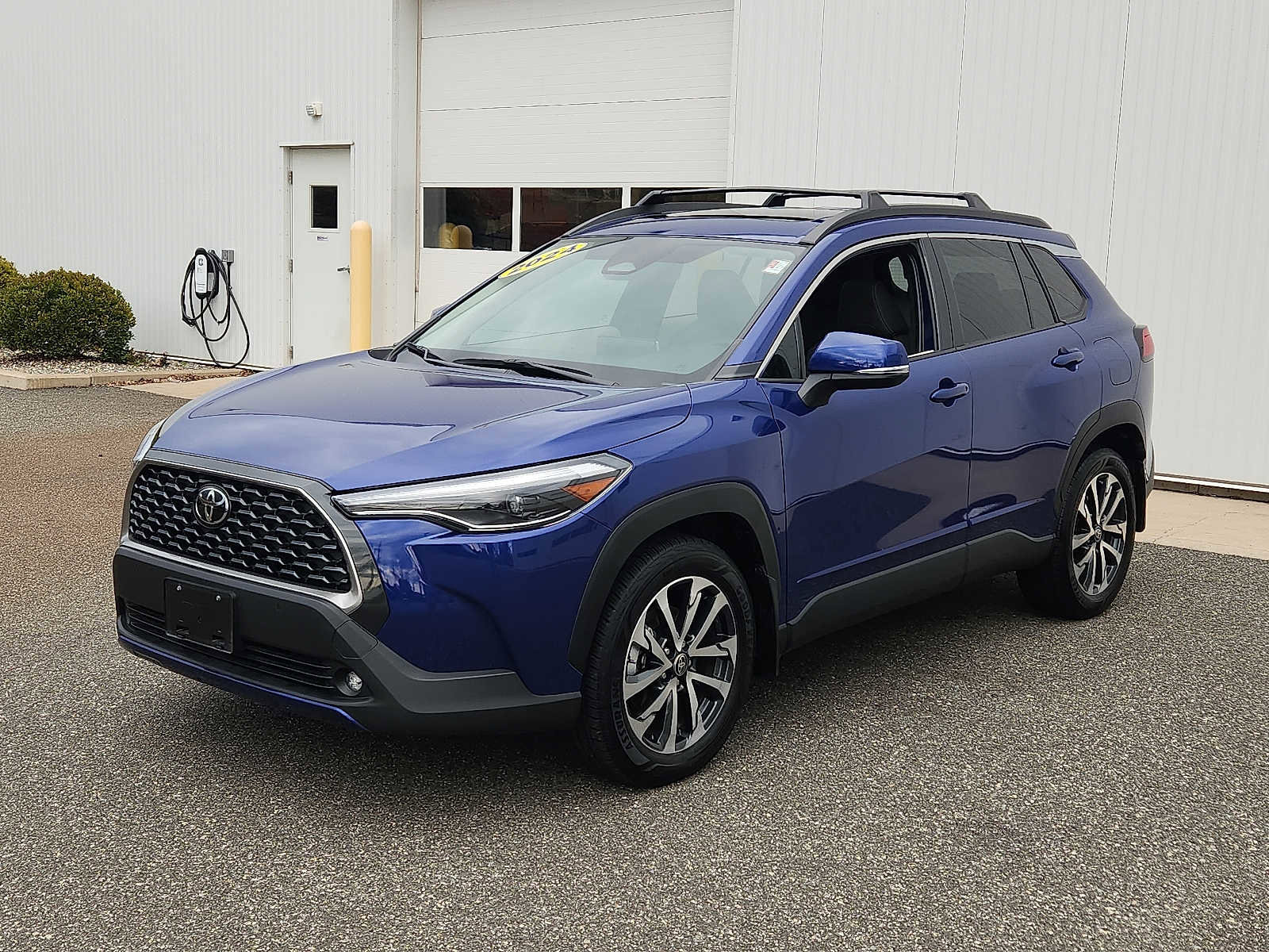 Used 2024 Toyota Corolla Cross XLE image 3