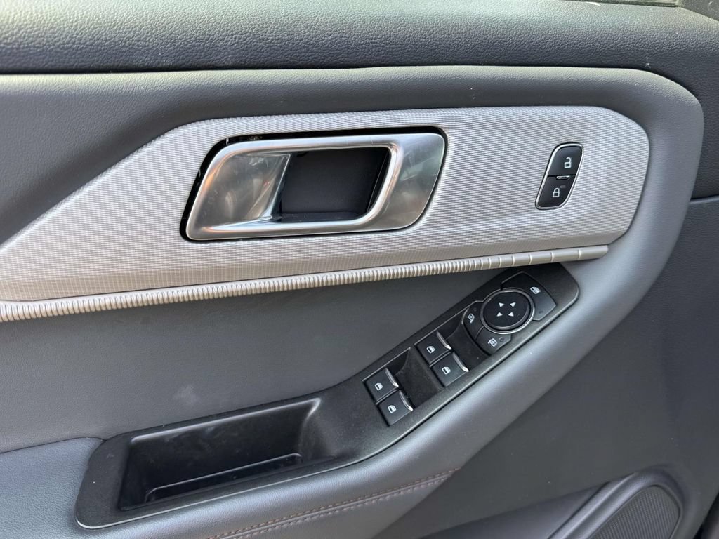 Used 2025 Ford Explorer Active RWD image 18