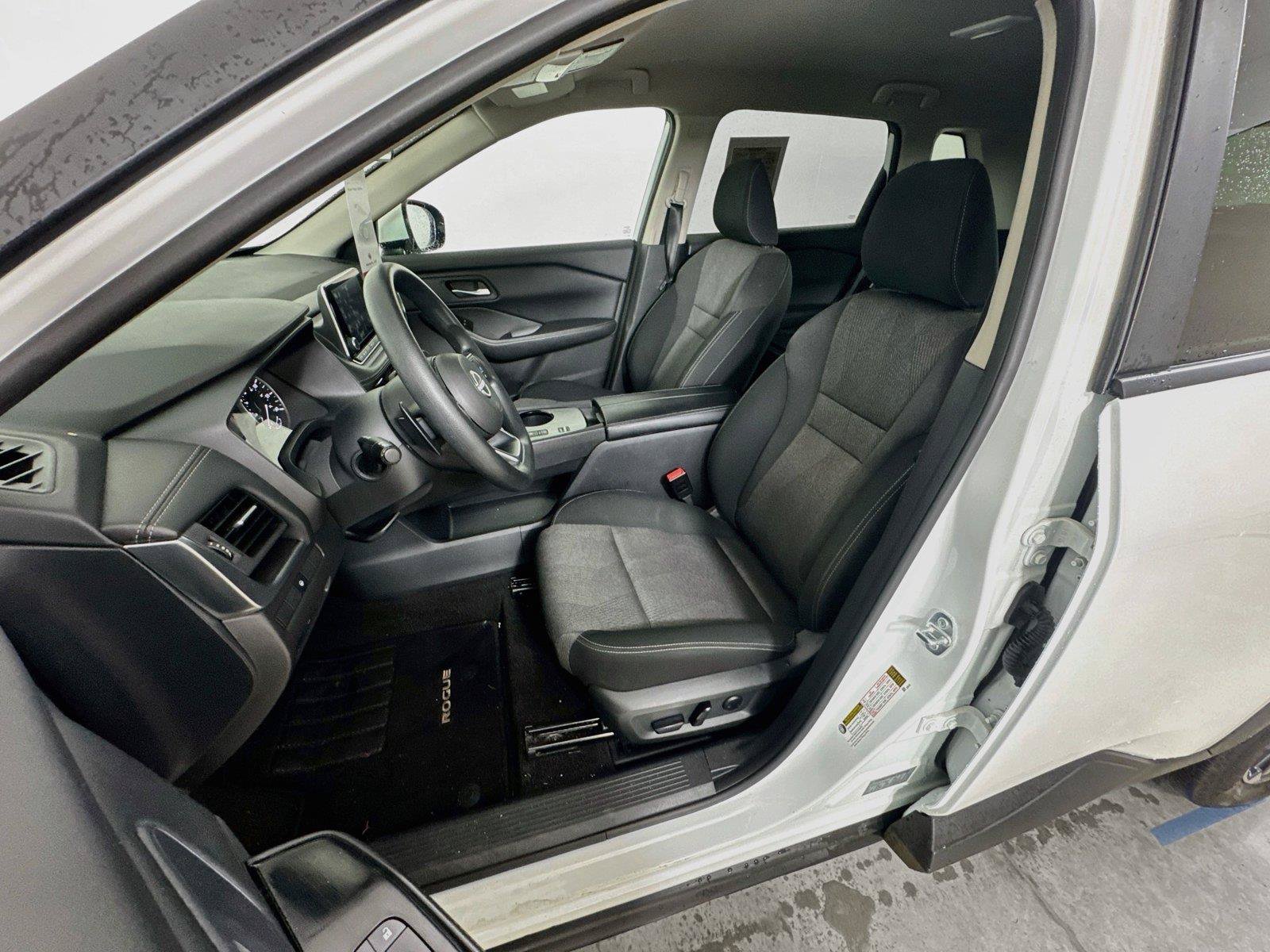 Used 2024 Nissan Rogue SV FWD image 19