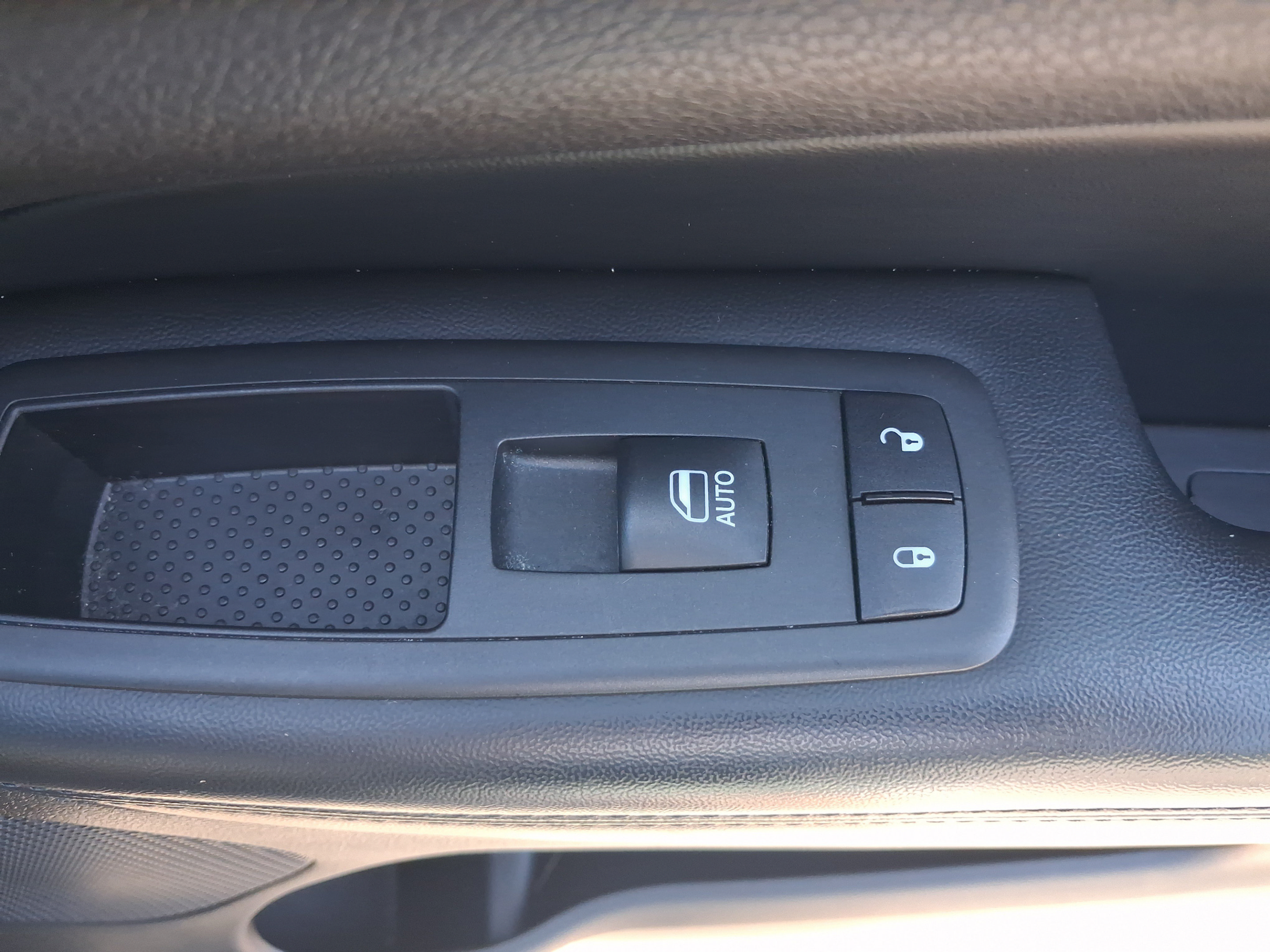 Used 2018 Jeep Grand Cherokee Altitude AWD/4WD image 33