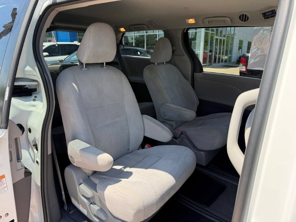Used 2019 Toyota Sienna L FWD image 15