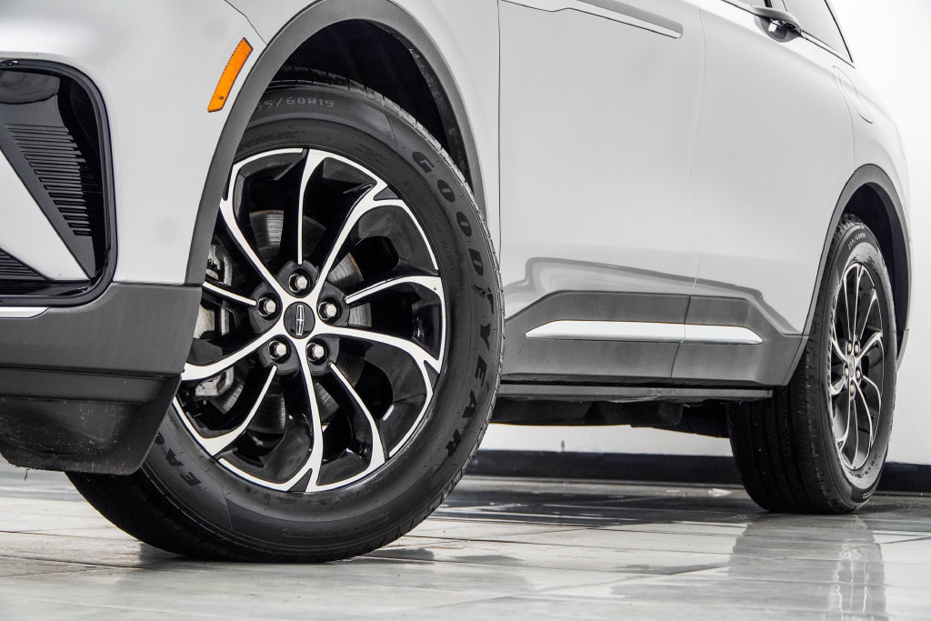 Used 2025 Lincoln Nautilus Premier AWD/4WD image 4