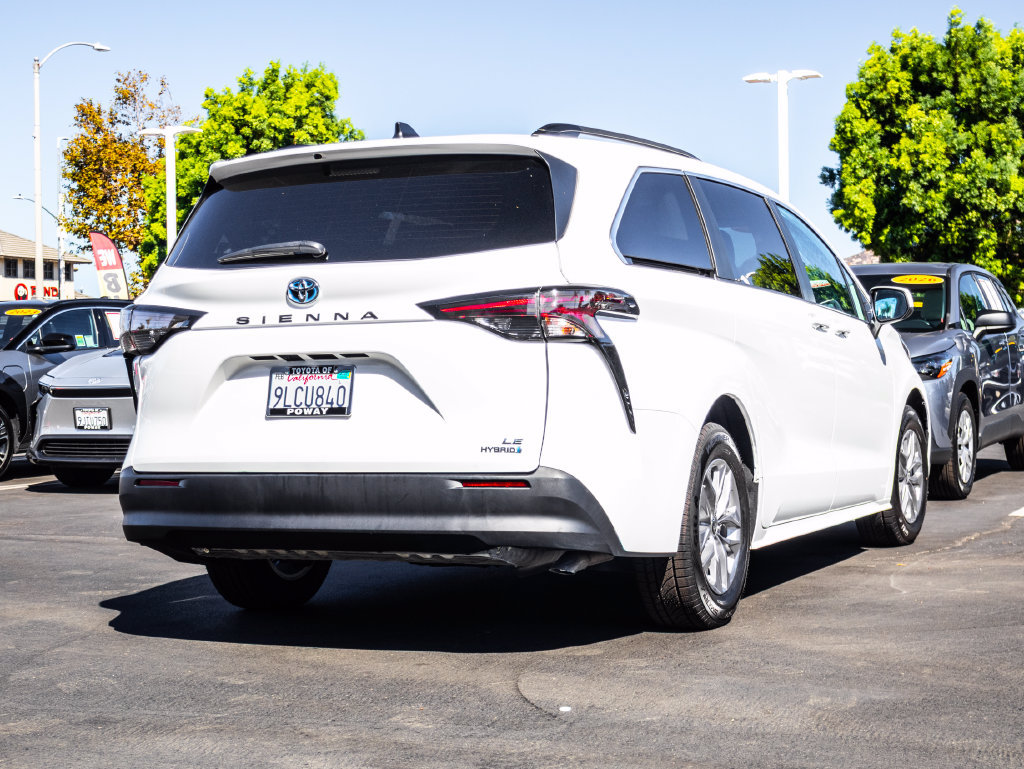 Certified 2024 Toyota Sienna LE w/ LE Plus Package FWD image 10