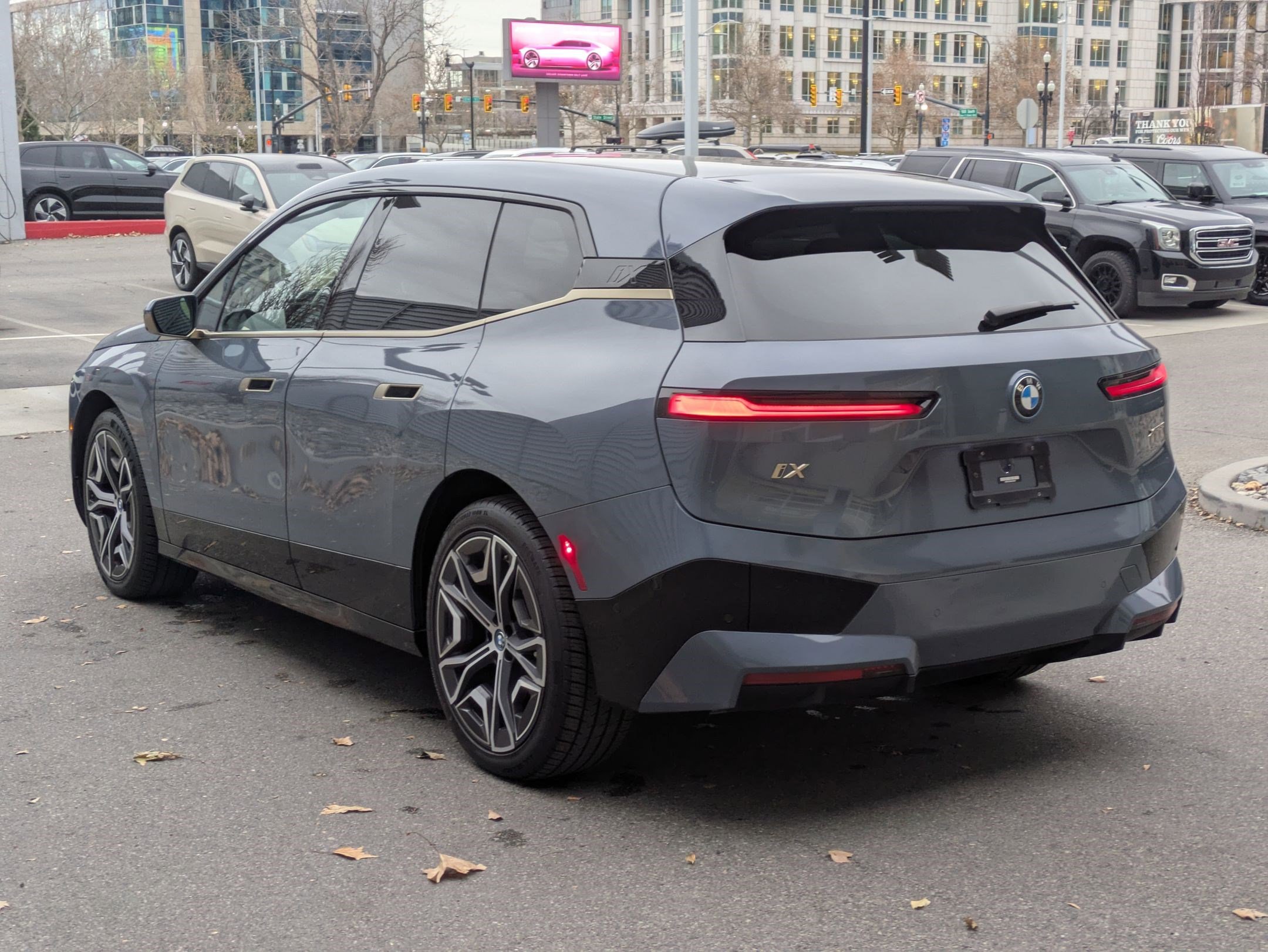 Used 2022 BMW iX xDrive50 w/ Premium Package image 5